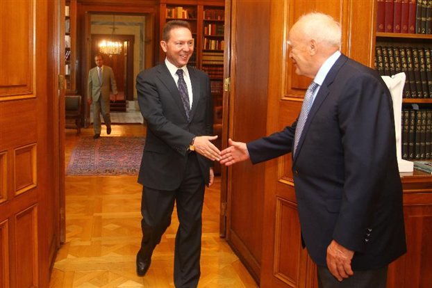 Σε εξέλιξη η συνάντηση Παπούλια-Στουρνάρα