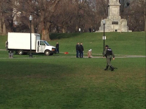 Η αστυνομία της Βοστώνης απέκλεισε κτίριο και αναζητά δύο υπόπτους