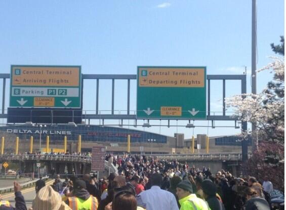 ΦΩΤΟ-Εκκενώνουν το αεροδρόμιο Λα Γκουάρντια