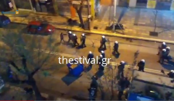 ΒΙΝΤΕΟ-Άνδρας των ΜΑΤ χτυπά οπαδό του Άρη