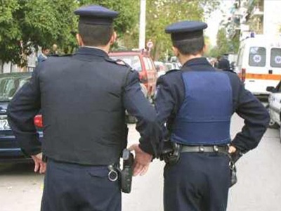 ΤΩΡΑ-Ταμπουρώθηκε στο σπίτι του και απειλεί