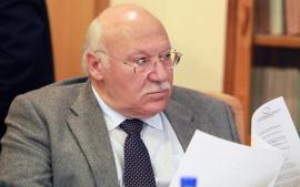 Ανέστειλε τη δίωξη του γιου του