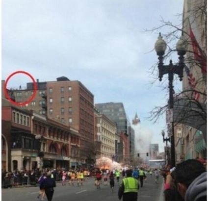 ΦΩΤΟ-Η αινιγματική φιγούρα στην οροφή κτιρίου στη Βοστώνη