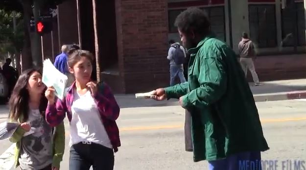 ΒΙΝΤΕΟ:Άστεγος μοιράζει… χρήμα