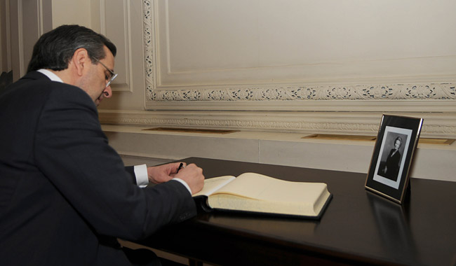 ΦΩΤΟ: Ο Σαμαράς υπογράφει στο βιβλίο συλλυπητηρίων