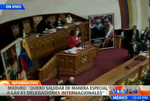 BINTEO-O εισβολέας αρπάζει το μικρόφωνο από τον Μαδούρο