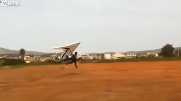 ΒΙΝΤΕΟ-Ανεμοπτεριστής προσκρούει σε δέντρο