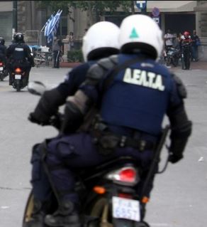 Καταγγελία: χτύπησαν τον γιο μου αστυνομικοί της Δ γιατί δεν τους άρεσε η μπλούζα του