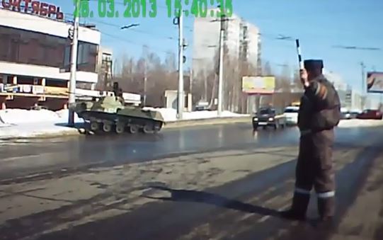 ΒΙΝΤΕΟ-“Μεθυσμένος” οδηγός σε τανκ