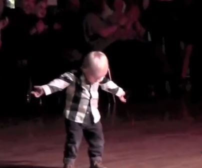 ΒΙΝΤΕΟ-Ο μικρός …Τραβόλτα