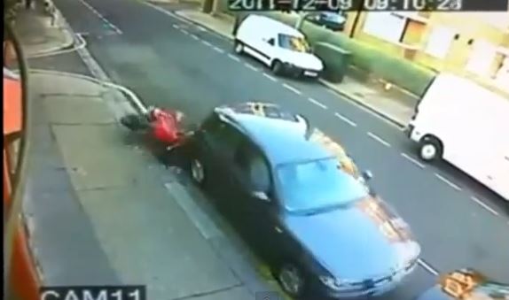 ΒΙΝΤΕΟ-Έπεσε στο σταθμευμένο ιχ