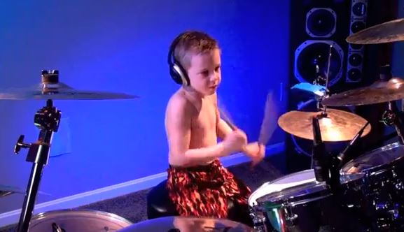 ΒΙΝΤΕΟ-Ντράμερ ετών 6!