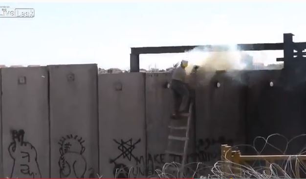 ΒΙΝΤΕΟ-Δακρυγόνο στο πρόσωπο