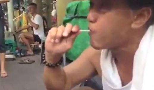 ΒΙΝΤΕΟ-Μασάει το γλειφιτζούρι και κάνει πορτρέτο!