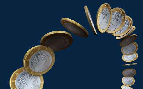 FT: Οι τράπεζες εγκαταλείπουν το ευρώ