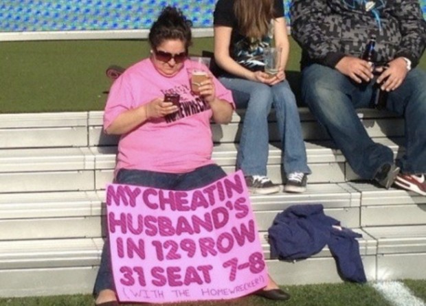 ΦΩΤΟ-Τον έκανε ρεζίλι στο γήπεδο