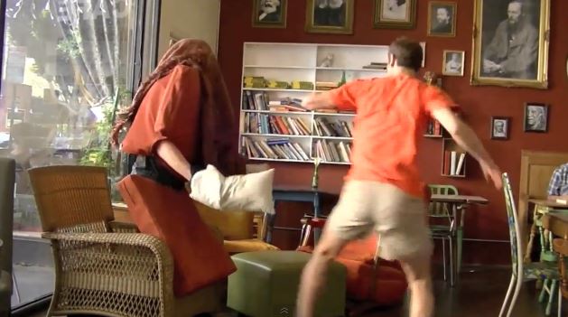 ΒΙΝΤΕΟ:Η φάρσα με την πολυθρόνα