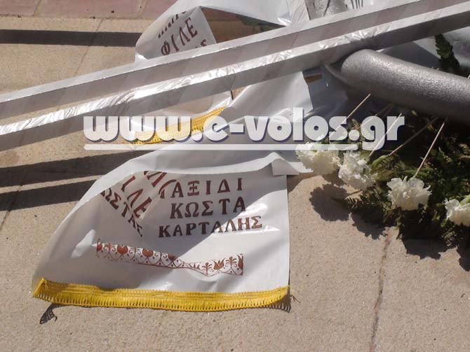 ΦΩΤΟ-Πέταξαν το στεφάνι πρώην βουλευτή