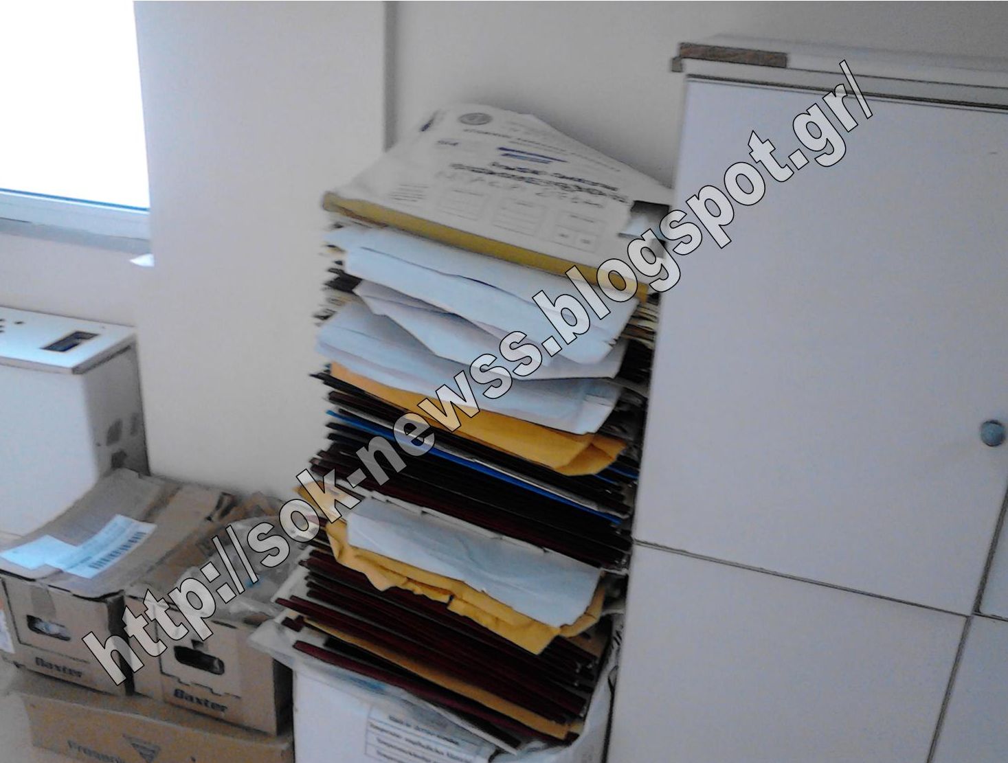 ΦΩΤΟ-Φάκελοι ασθενών στους διαδρόμους του Ευαγγελισμού