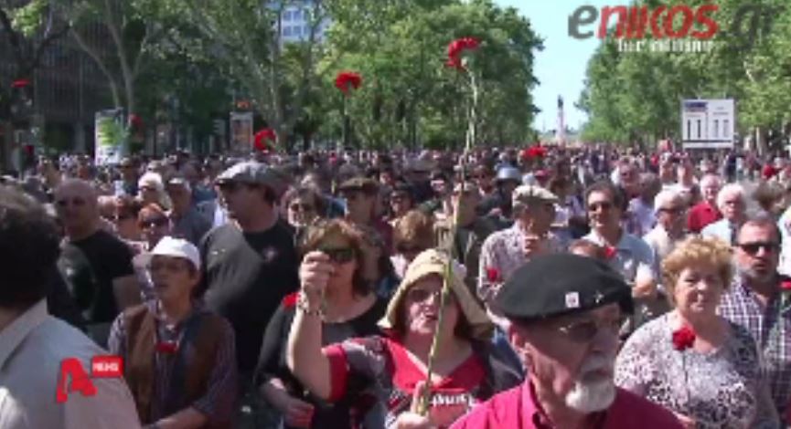 ΒΙΝΤΕΟ- Πορτογαλία:Με γαρύφαλλα στους δρόμους