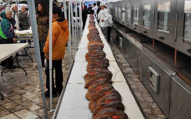 Τσουρέκι για Γκίνες στη Λέσβο