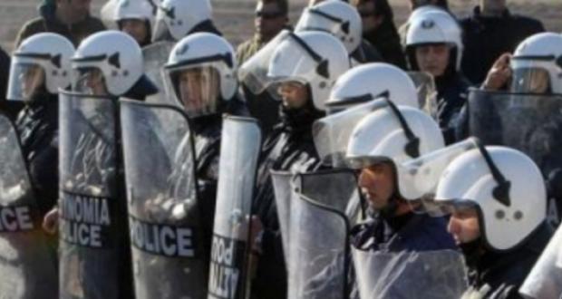 ΤΩΡΑ-Τα ΜΑΤ απωθούν τους διαδηλωτές στο υπ.Οικονομικών