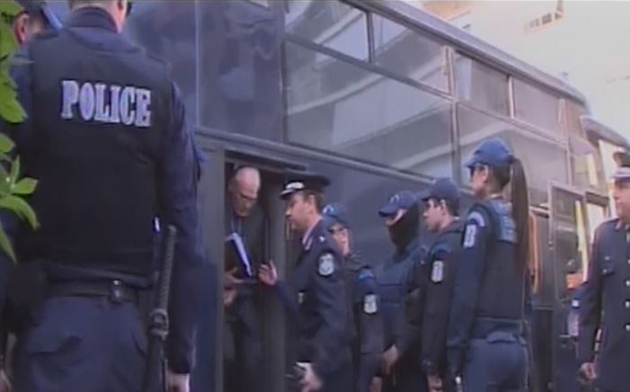 Ο ηλικιωμένος που αγκάλιασε τον Άκη