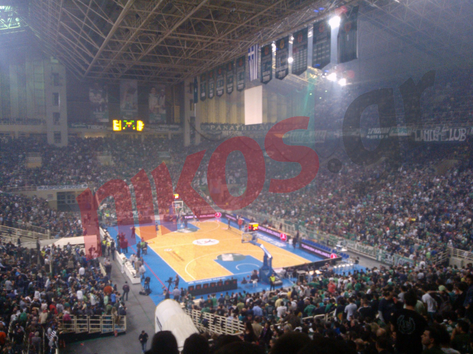 ΦΩΤΟ-Δεν “πέφτει καρφίτσα” στο ΟΑΚΑ