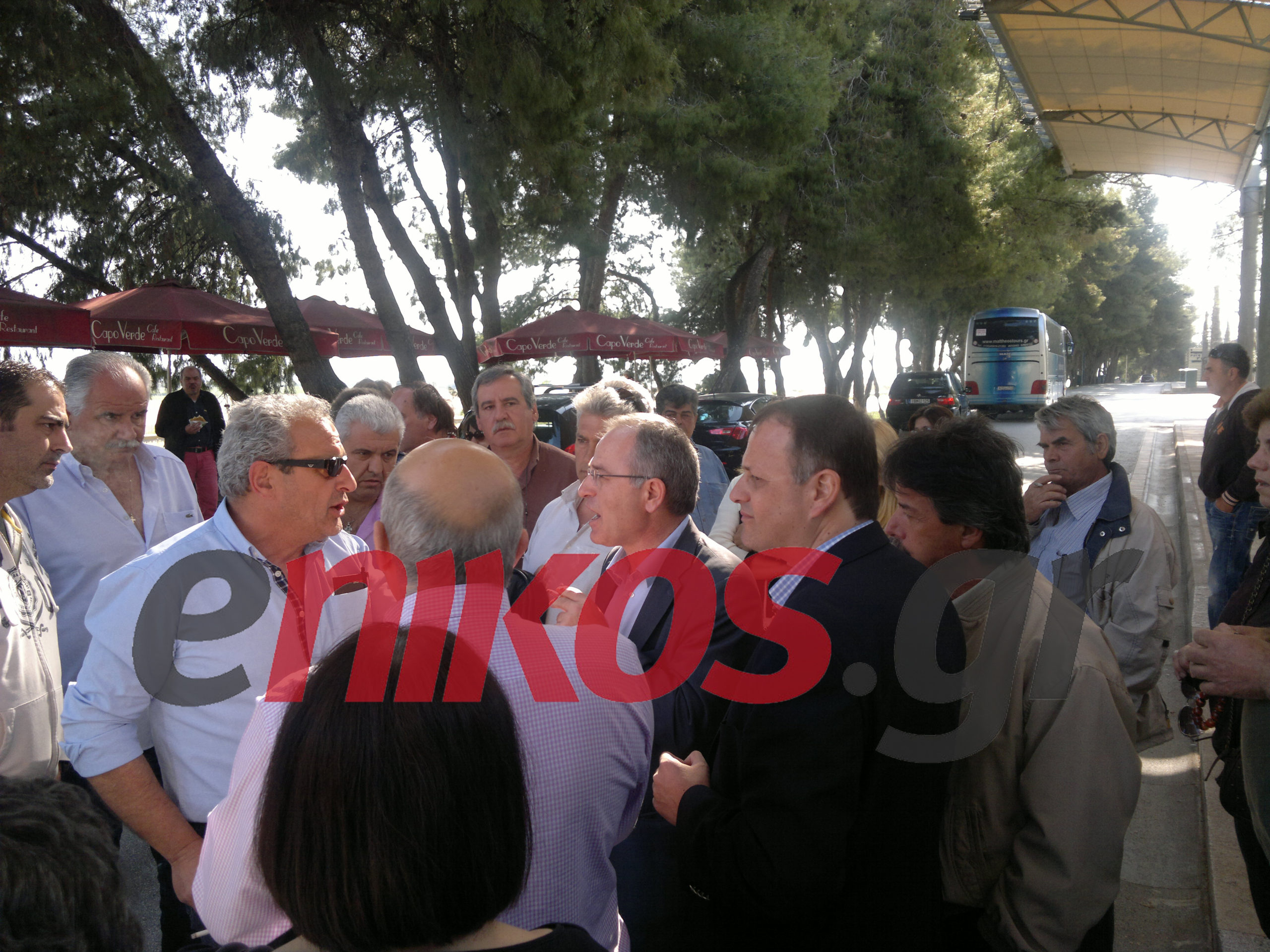 ΦΩΤΟ-“Έπεσαν”πάνω στον Μπεγλίτη