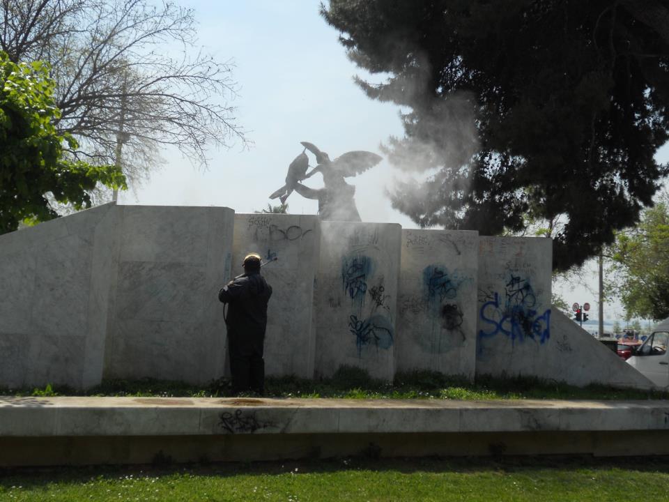 ΦΩΤΟ-Καθαρίζουν τα γκράφιτι στη Θεσσαλονίκη