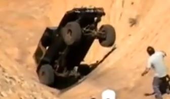 ΒΙΝΤΕΟ-Απίστευτες τούμπες από… τζιπ