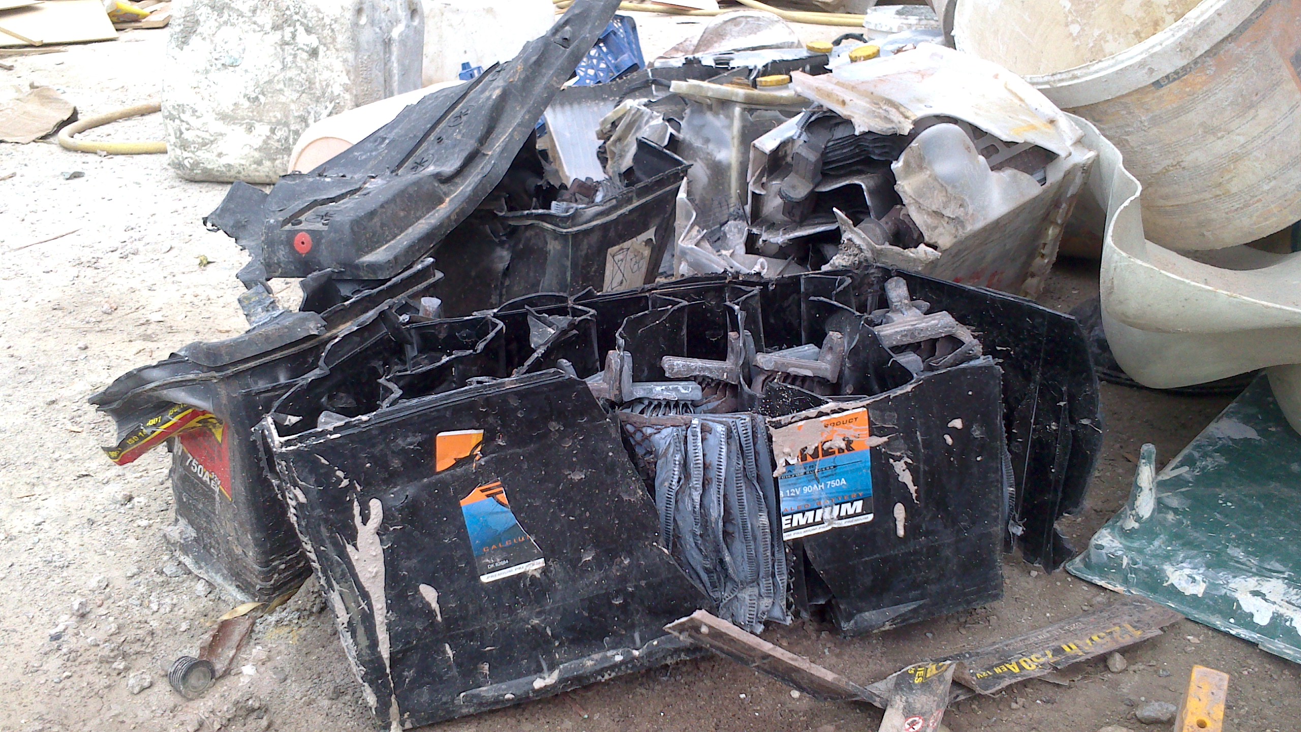 ΦΩΤΟ-Χειροπέδες για μόλυνση του περιβάλλοντος