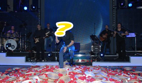 ΦΩΤΟ-Ποιον τραγουδιστή “βομβαρδίζουν” με λουλούδια;