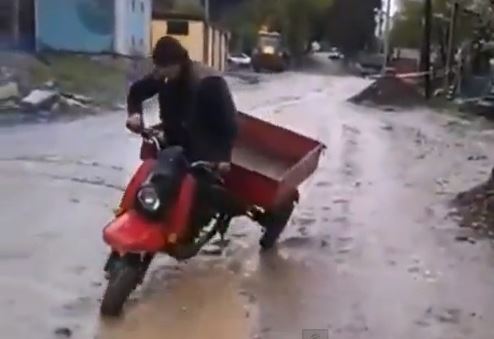 ΒΙΝΤΕΟ-Από τη βέσπα στον λάκκο