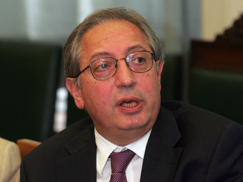 Το βιογραφικό του Αμπατζόγλου