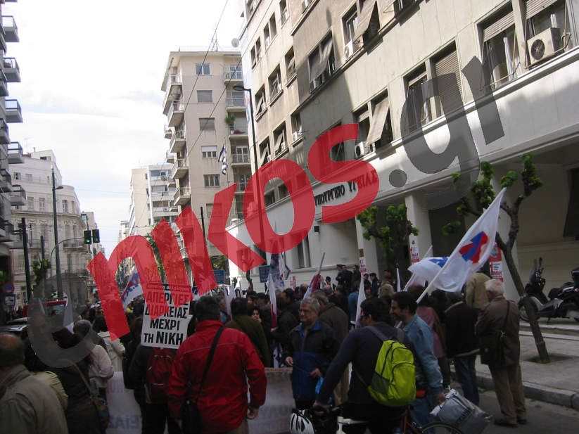 Τώρα – ΦΩΤΟ: Έξω από το υπ. Υγείας