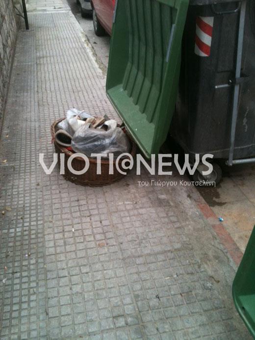 Αφήνουν παπούτσια δίπλα στους κάδους