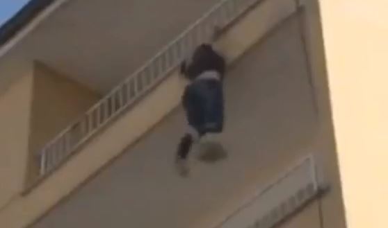ΒΙΝΤΕΟ-Έπεσε από το μπαλκόνι on camera