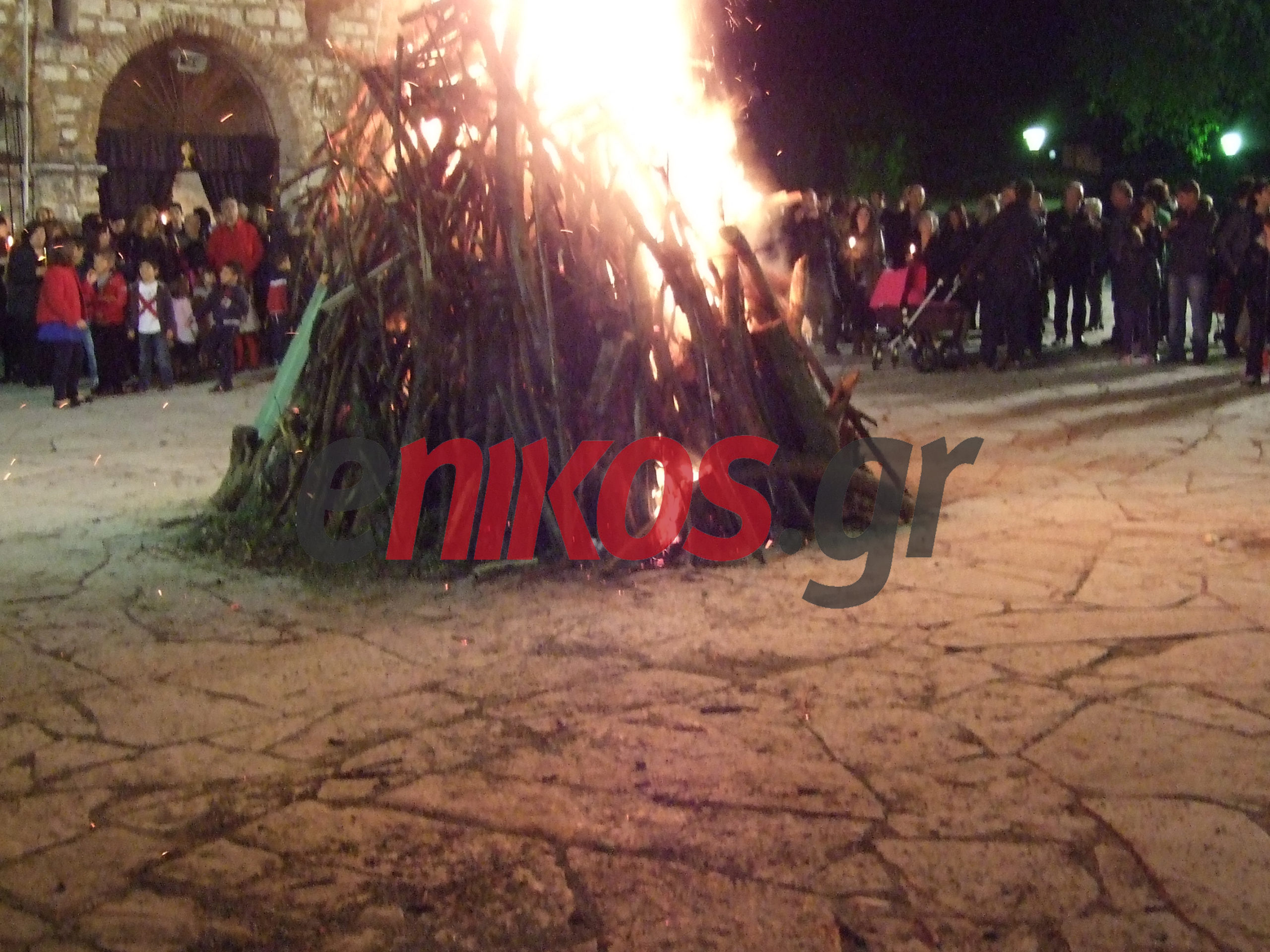 ΦΩΤΟ-Το έθιμο της φωτιάς