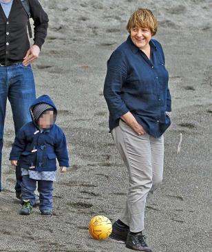 ΦΩΤΟ- bild: Η Μέρκελ “κανονική”, “σχεδόν χαρούμενη”