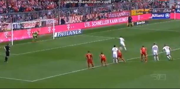 ΒΙΝΤΕΟ-Απέκρουσε με το κεφάλι