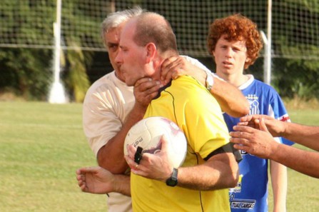ΒΙΝΤΕΟ-Προπονητής πήγε να πνίξει διαιτητή!