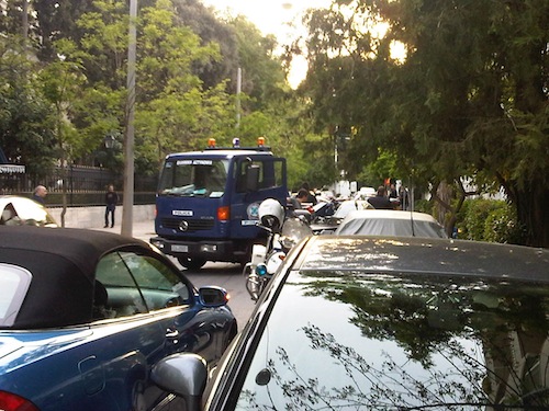 “Ύποπτο” αυτοκίνητο μπροστά στο Μαξίμου