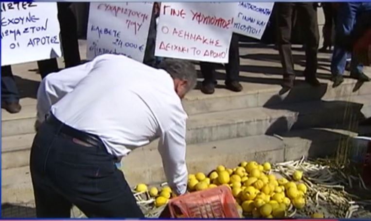 ΒΙΝΤΕΟ – Αγρότες πέταξαν λεμόνια κι έχυσαν γάλα στα σκαλιά του υπουργείου