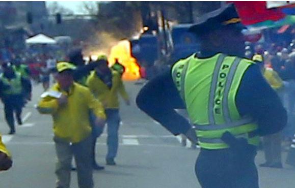 Το FBI εξετάζει βίντεο και φωτογραφίες για στοιχεία