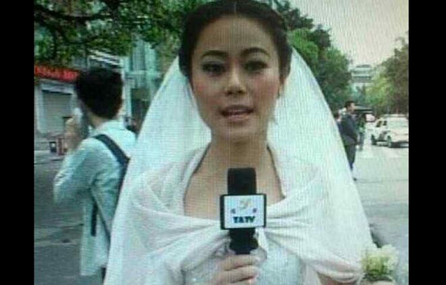 ΦΩΤΟ- Πήγε για ρεπορτάζ με το νυφικό