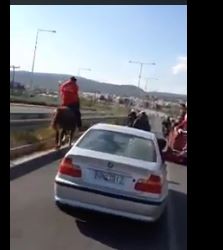 ΒΙΝΤΕΟ- Πήγε με άλογο στο γήπεδο