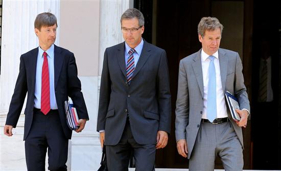 Αφόρητες οι πιέσεις της τρόικας για το δημόσιο