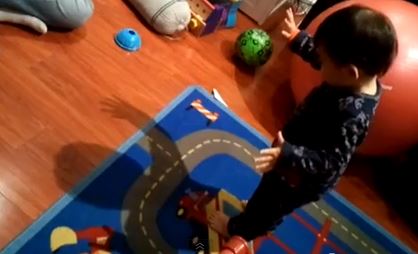 ΒΙΝΤΕΟ-Αγοράκι “γνωρίζει” τη σκιά του