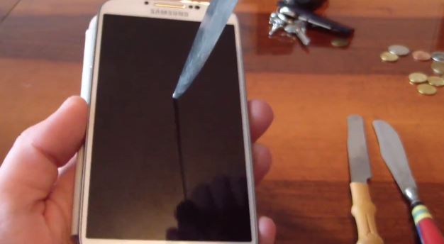 ΒΙΝΤΕΟ:Τεστ αντοχής σε οθόνη smartphone